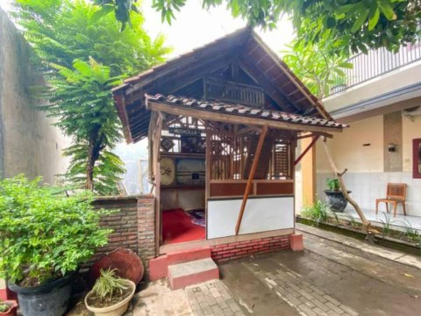 Surya Guest House Проболинго Екстериор снимка