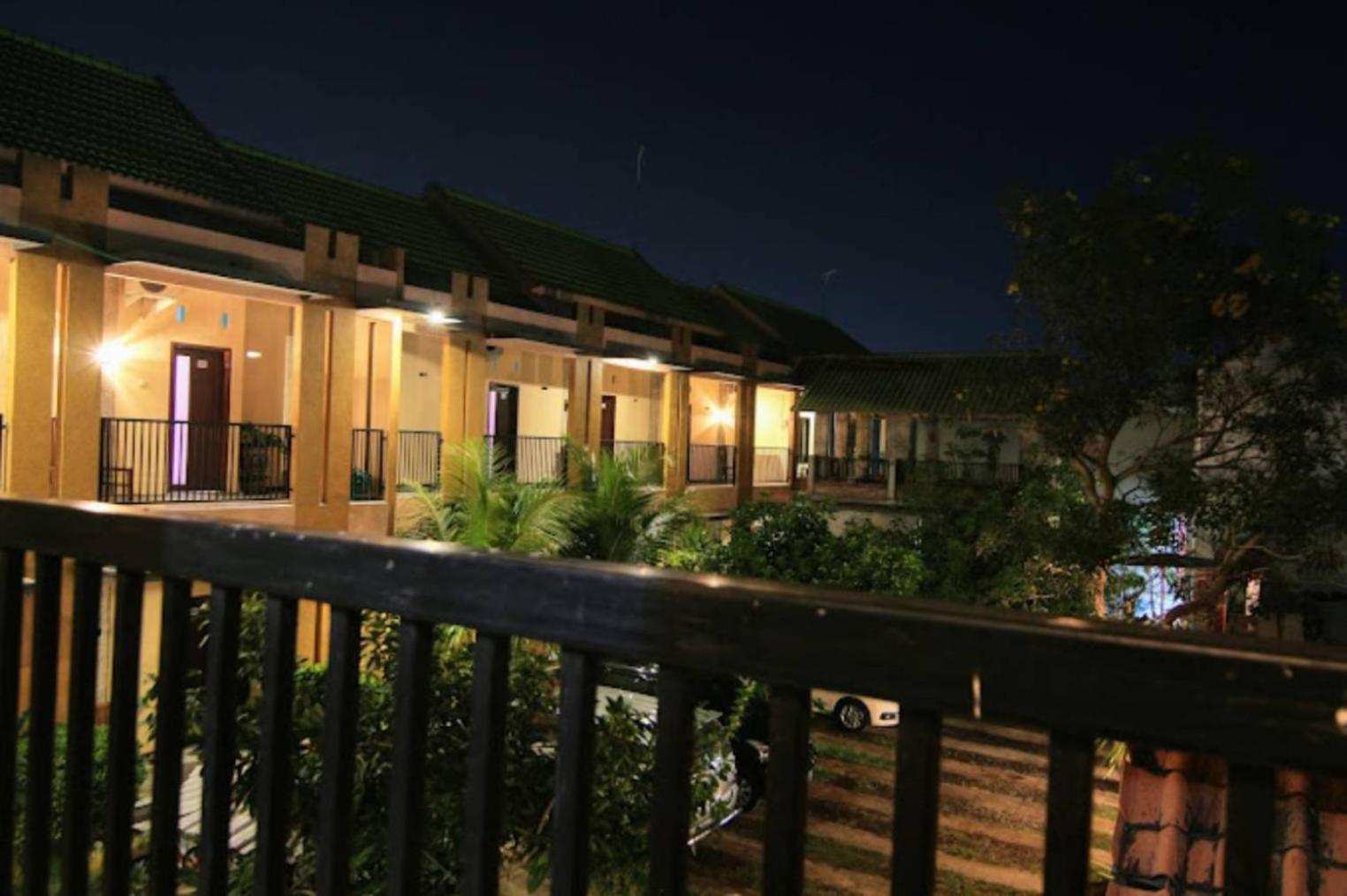 Surya Guest House Проболинго Екстериор снимка